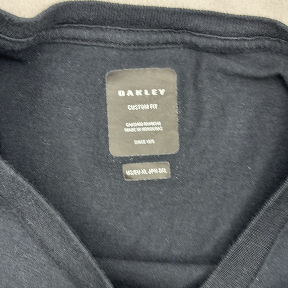 Oakley long sleeve t-shirt size XL - Picture 2 of 7